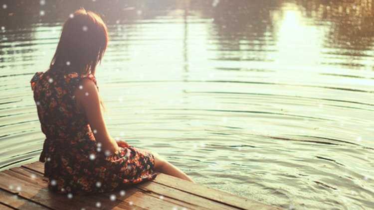 Девушка на озере со спины