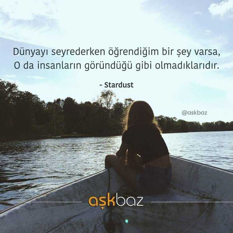 Девушка на озере со спины