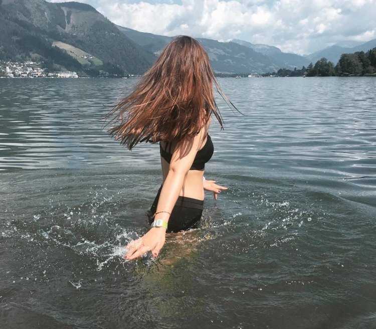 Брюнетка на озере