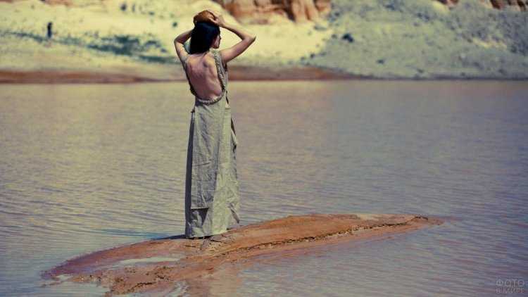 Девушка на лодке спиной