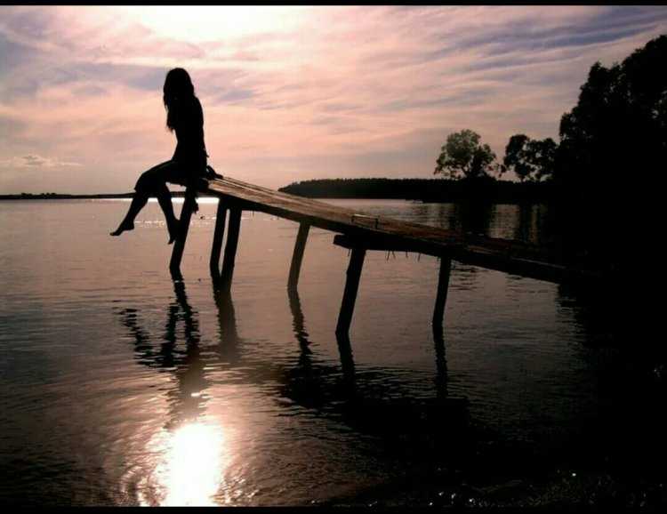 Девушка на речке со спины