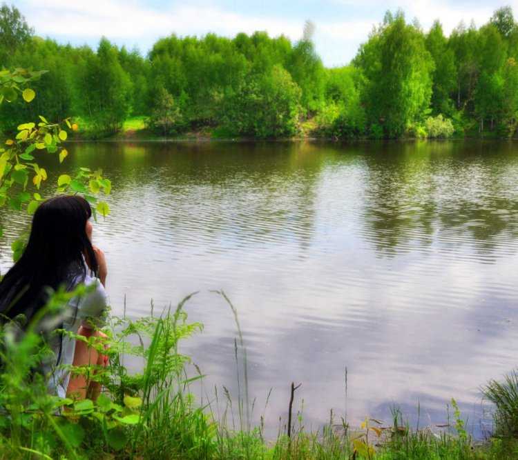 Девушка на речке спиной брюнетка67