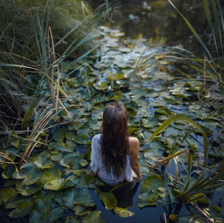 Девушка в болоте