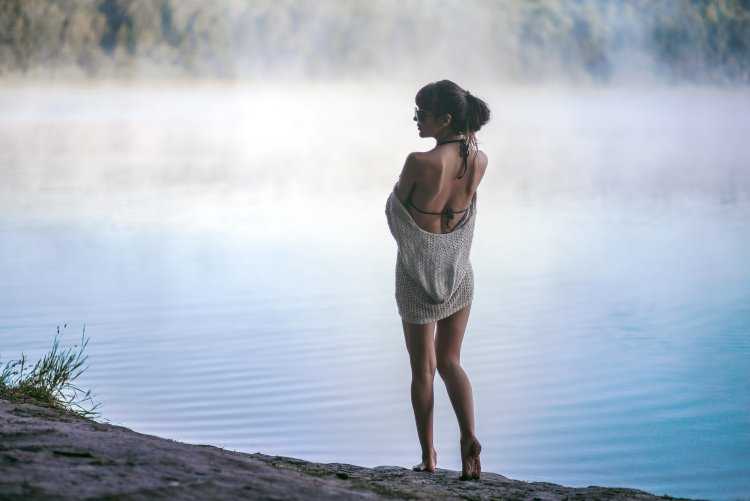 Девушка у реки