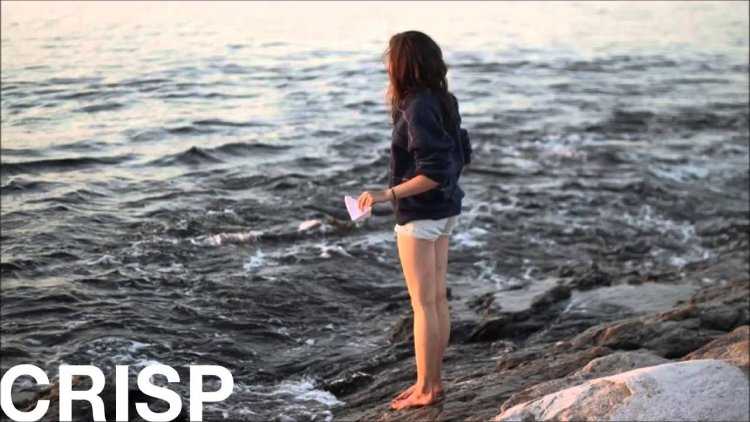 Девушка с короткими волосами возле моря