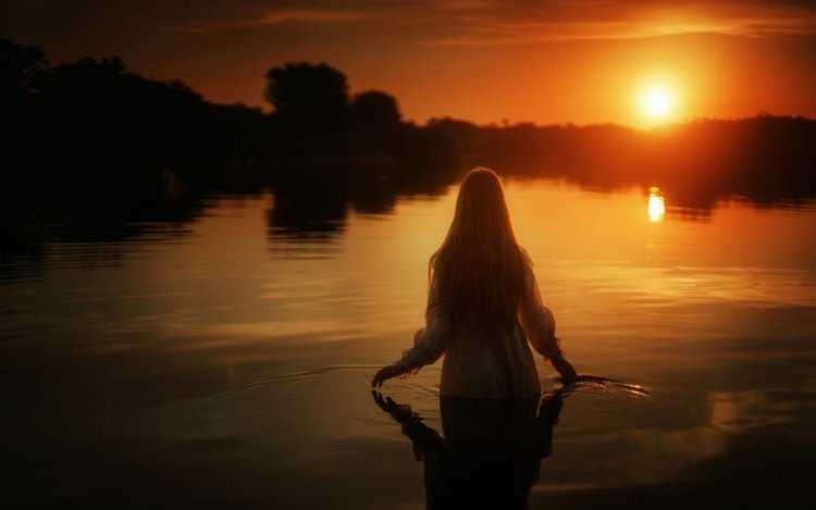 Девушка в озере ночью