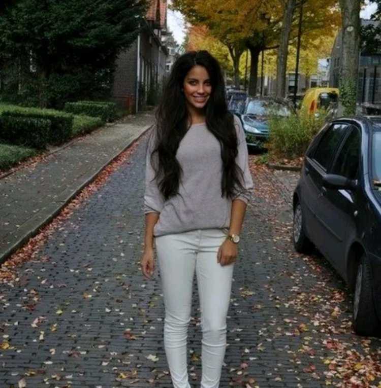 Девушка брюнетка в полный рост