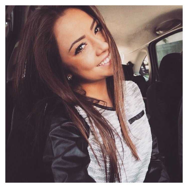 Девушка шатенка селфи