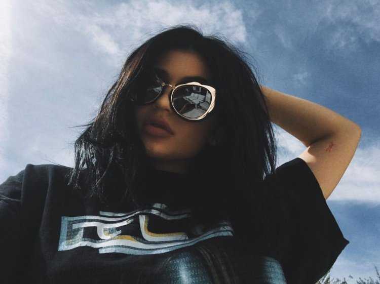 Девушка брюнетка в очках