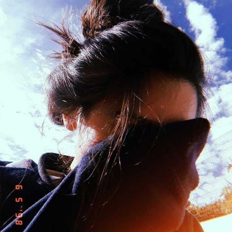 Девушка с закрытым лицом волосами