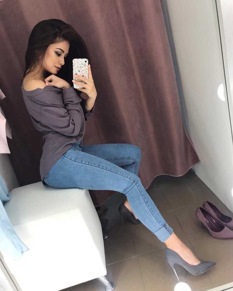 Девушка брюнетка в полный рост дома