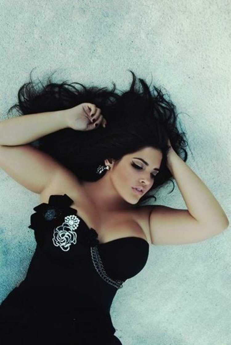 Полная девушка с черными волосами