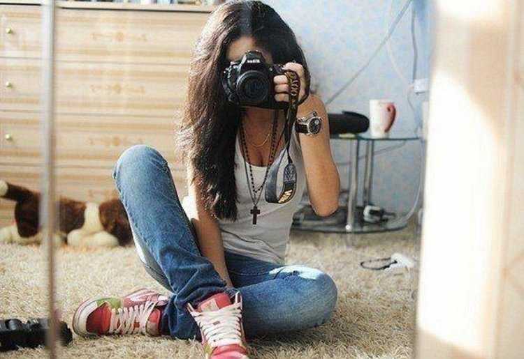 Девушка с фотоаппаратом брюнетка7