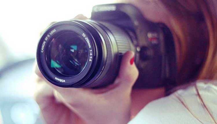 Красивая девушка с фотоаппаратом