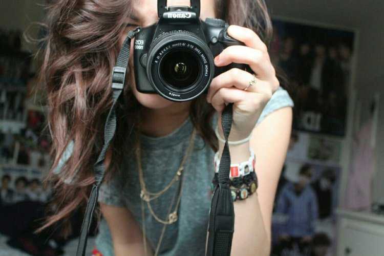 Красивый шатен с фотоаппаратом