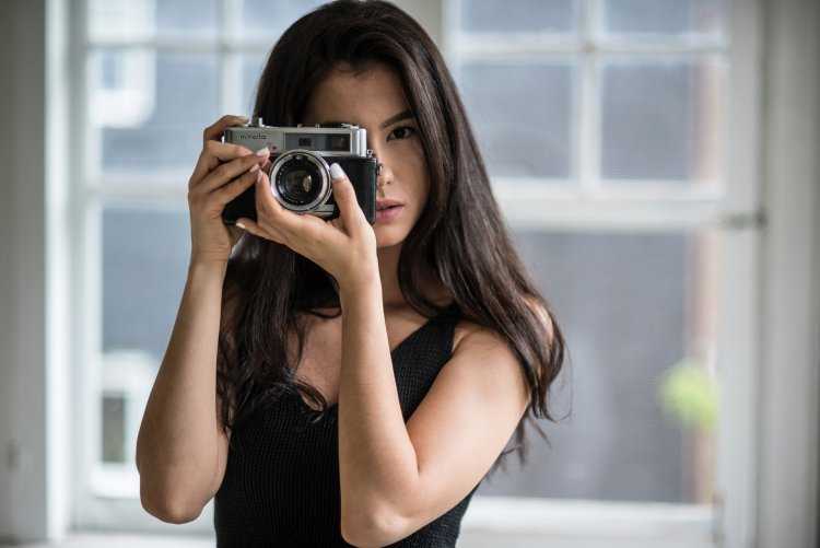 Девушка с фотоаппаратом