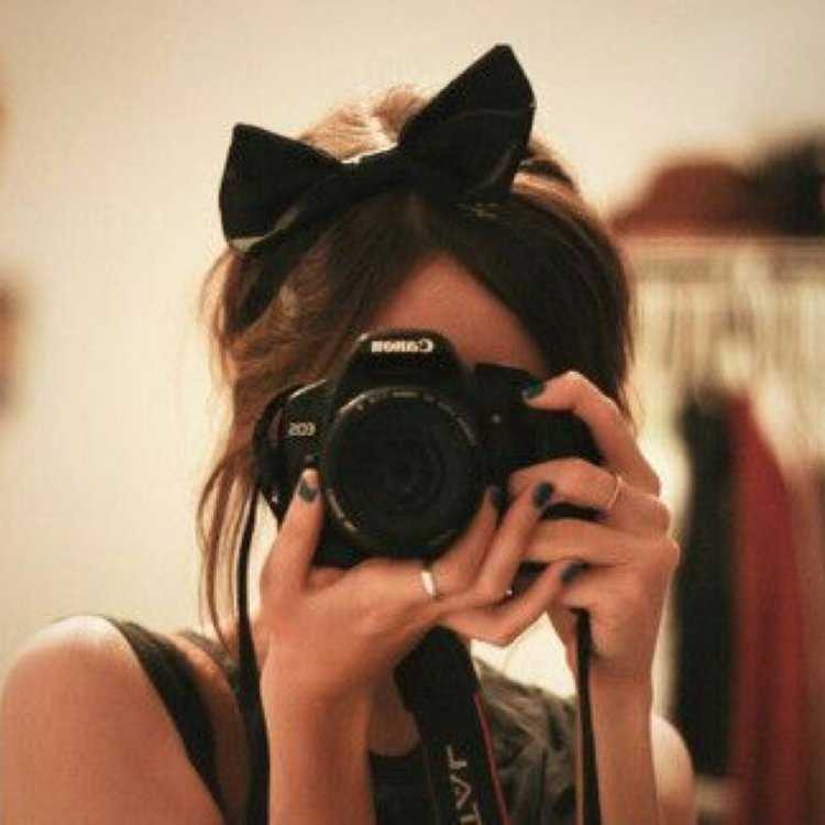 Девушка с фотоаппаратом брюнетка43