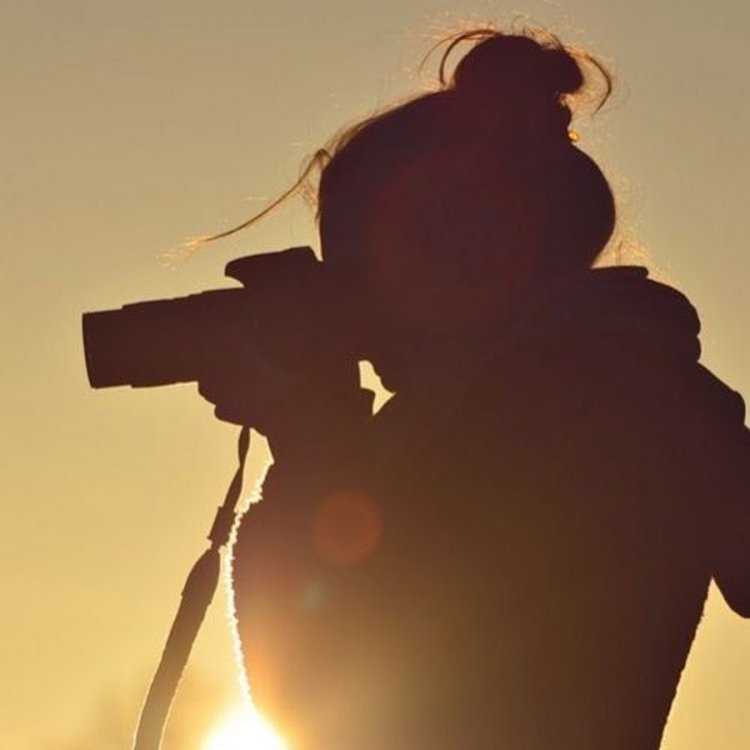 Девушка фотографирует