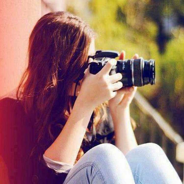 Красивая поза с фотоаппаратом