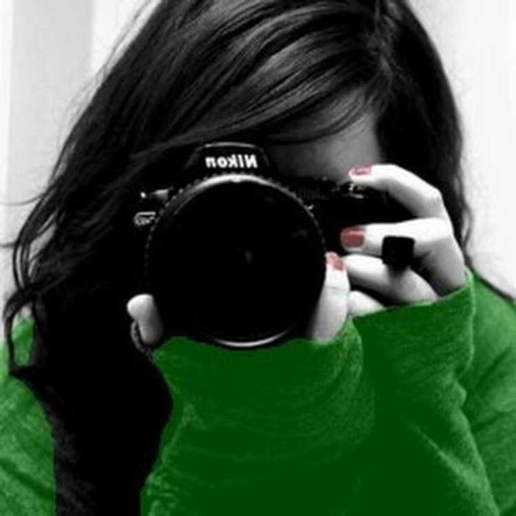 Девушка с фотоаппаратом без лица