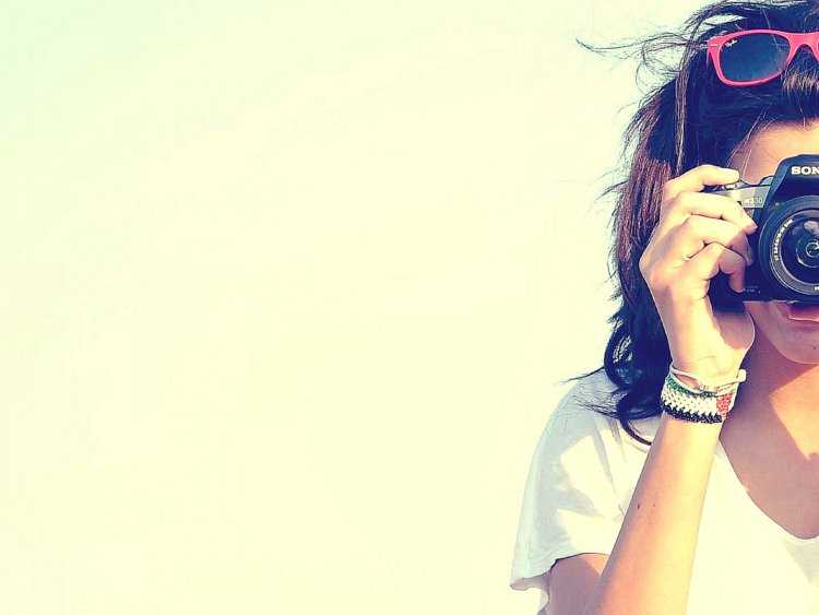 Девушка с фотоаппаратом брюнетка10