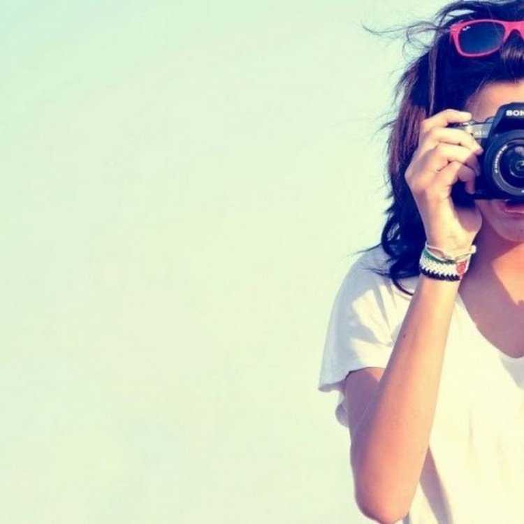 Девушка с фотоаппаратом
