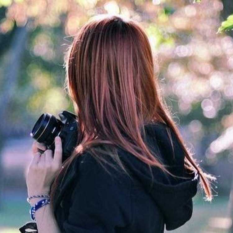 Девушка с фотоаппаратом со спины