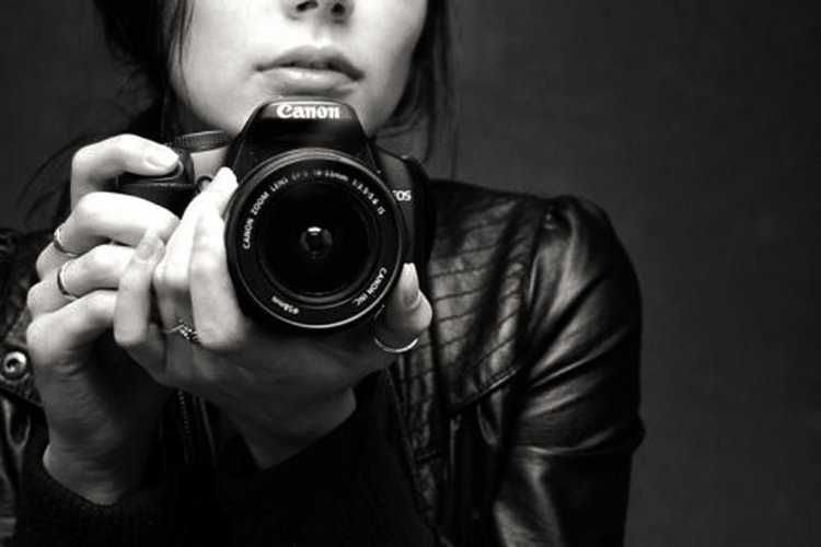 Девушка с фотоаппаратом брюнетка6