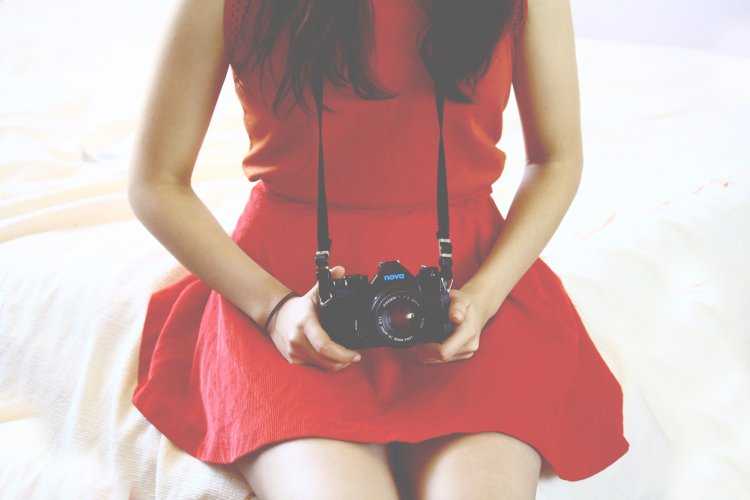 Девушка в Красном с фотоаппаратом