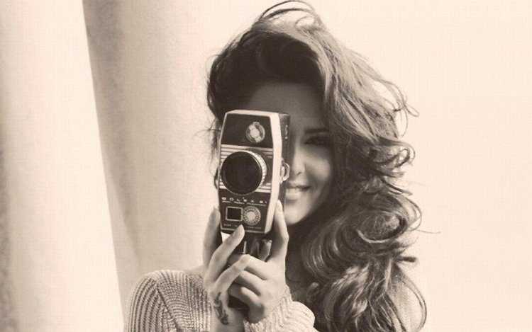 Девушка с кинокамерой