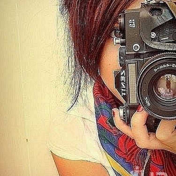 Красивая девушка с фотоаппаратом