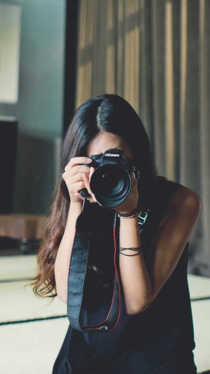 Красивая девушка с фотоаппаратом
