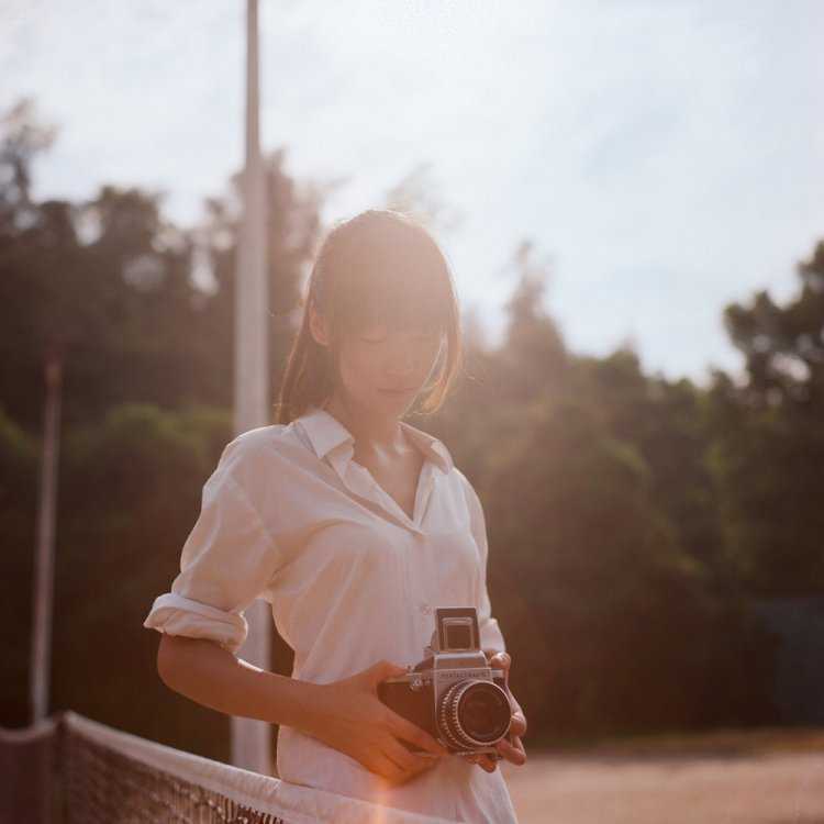 Брюнетка с фотоаппаратом