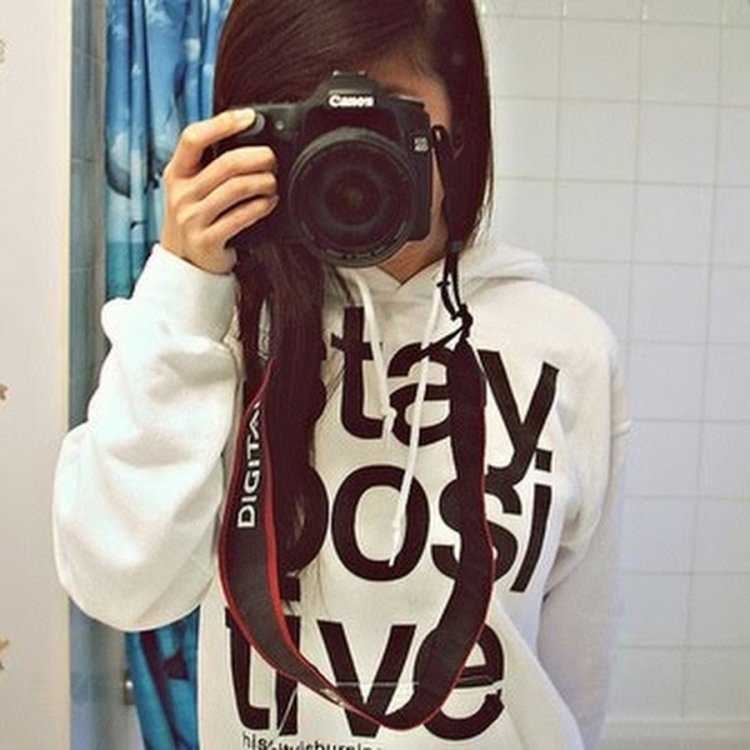 Девушки с буквами без лица