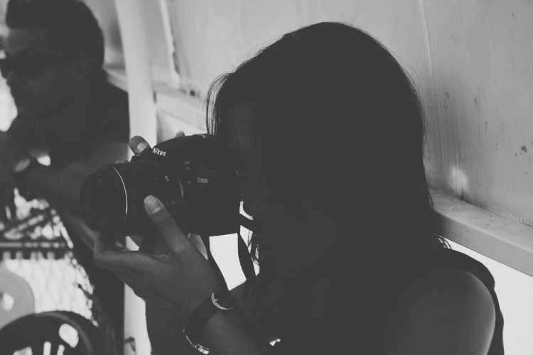 Фотограф девушка с фотоаппаратом без лица