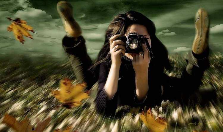 Брюнетка с фотоаппаратом