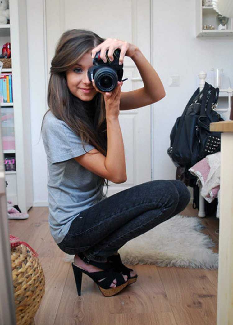 Девушка с фотоаппаратом в зеркале