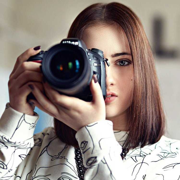 Красивая девушка с фотоаппаратом