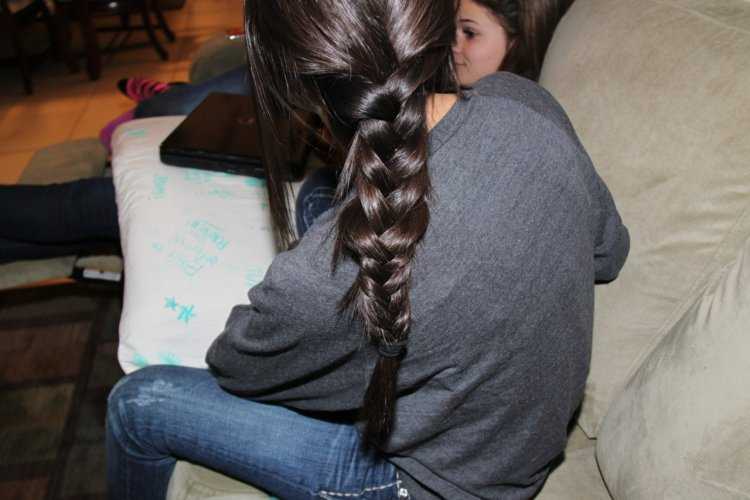 Брюнетка с косичками со спины