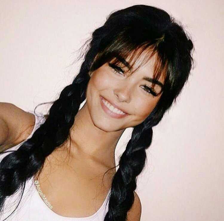 Брюнетка с косами