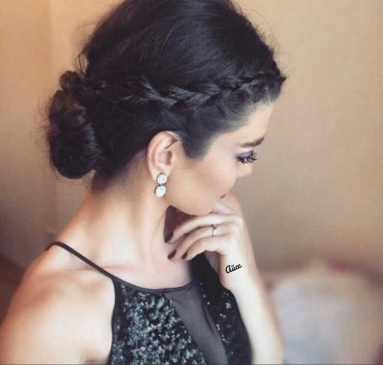 Девушка брюнетка с пучком