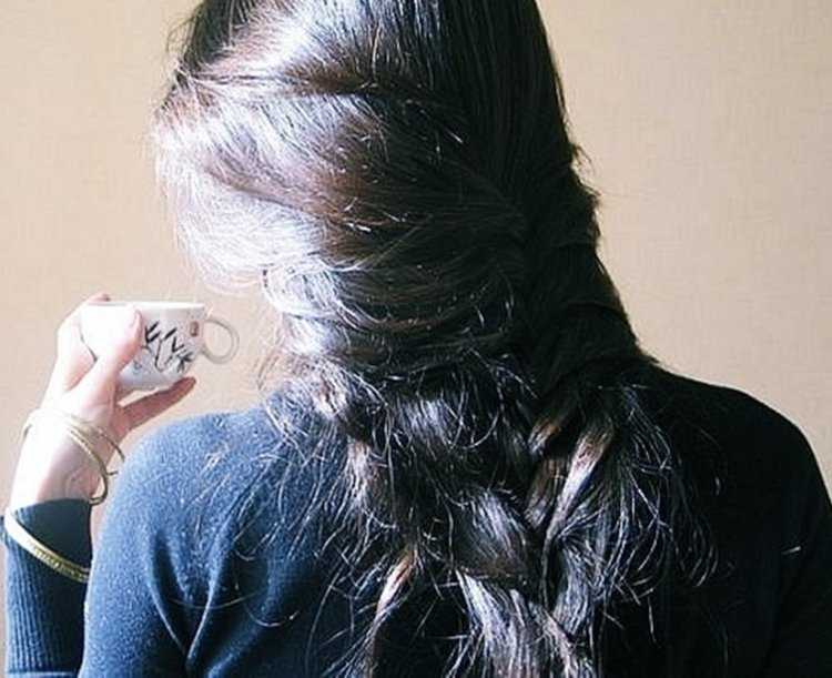 Брюнетка с косой со спины