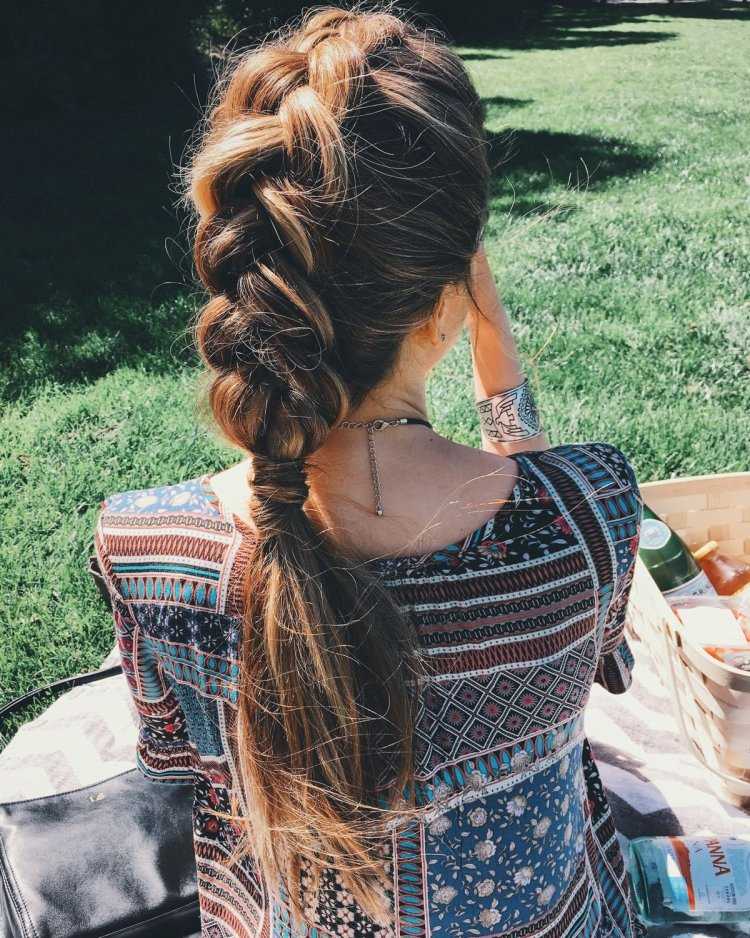 Девушка с косами со спины