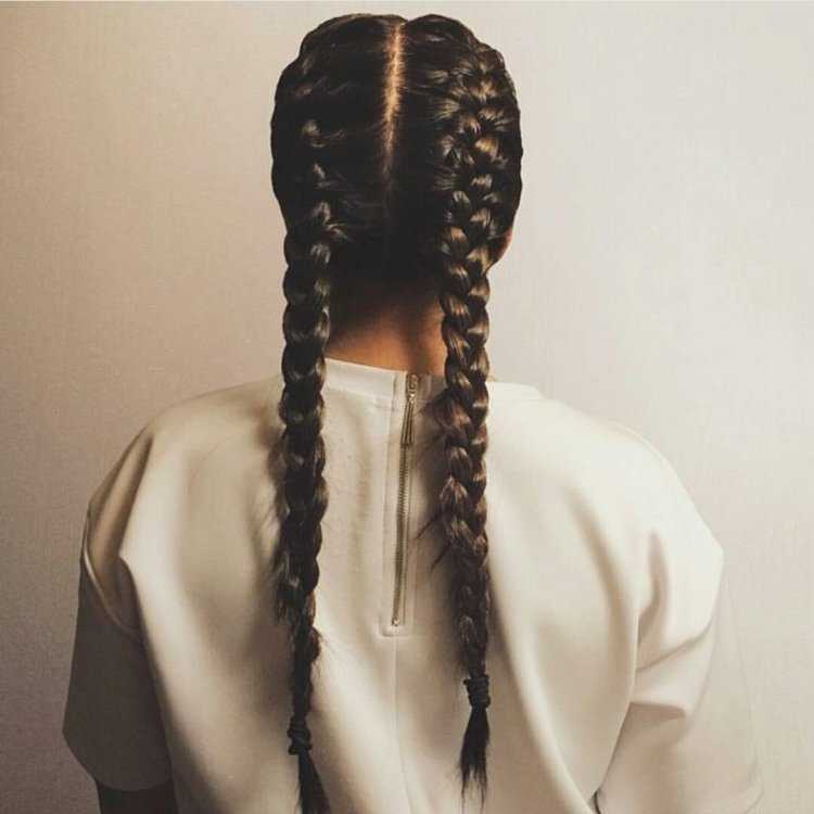 Брюнетка с двумя косичками