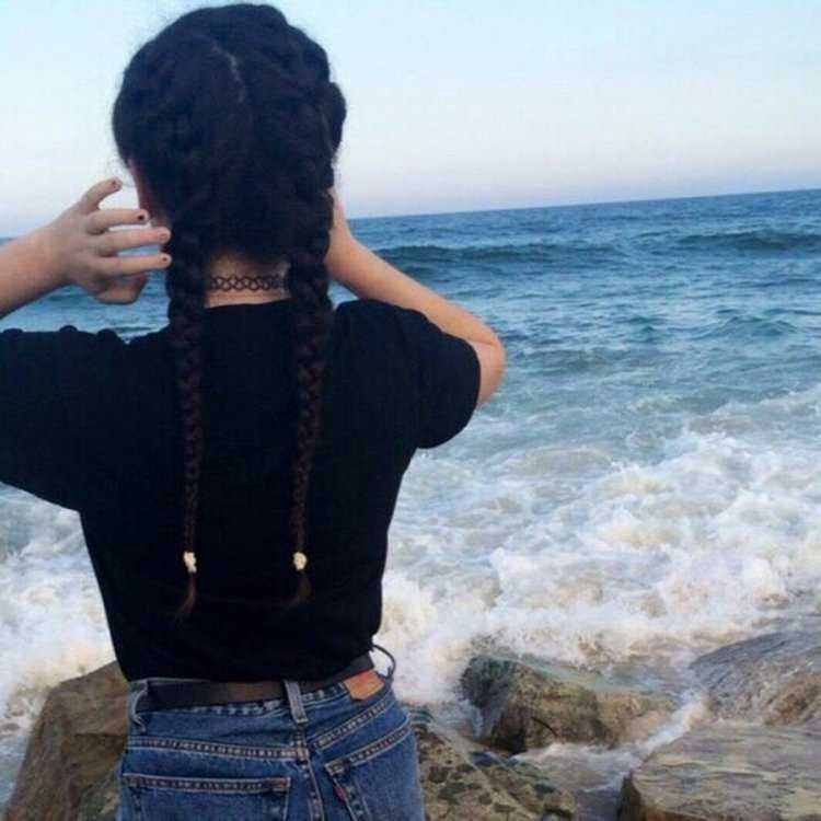 Темноволосая девушка со спины