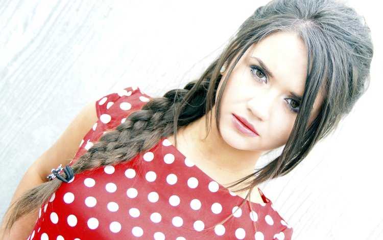 Брюнетка с косой