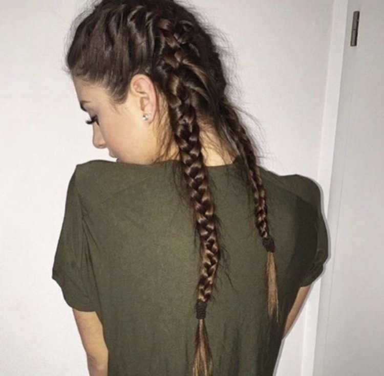 Девушка брюнетка с косичками