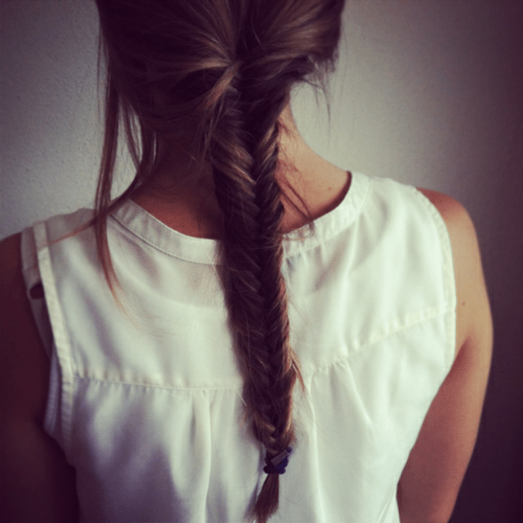 Брюнетка с косой со спины