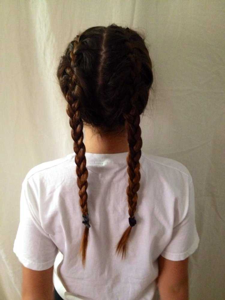 Девушка с косами со спины