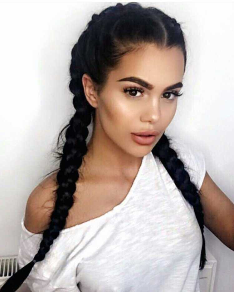 Девушка с косичками